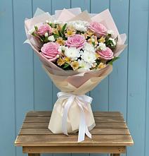 Букет цветов из:  Гвоздики, Орхидеи и Розы в Юрцово