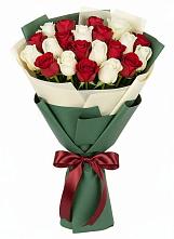 Букет Микс из красных и белых роз в Юрцово