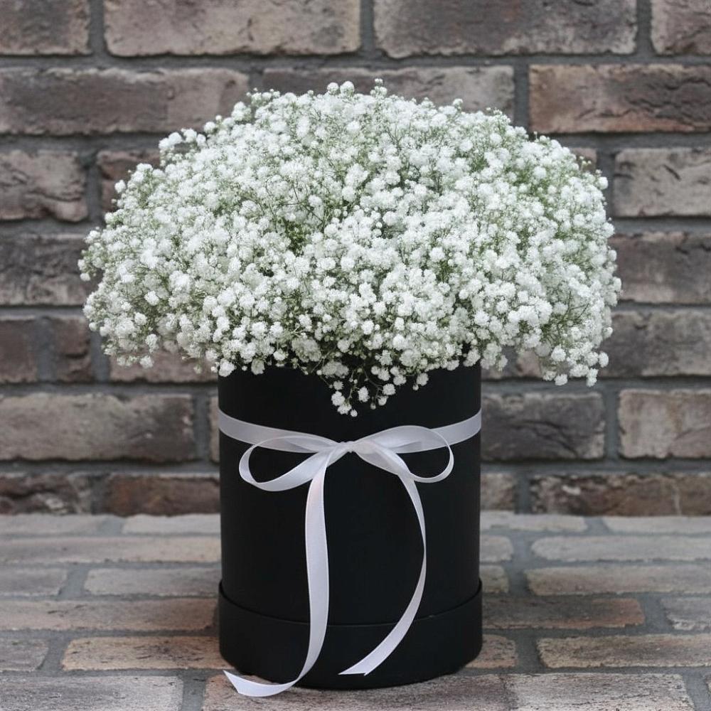 Цветочная композиция из Гипсофила в шляпной коробке в Юрцово