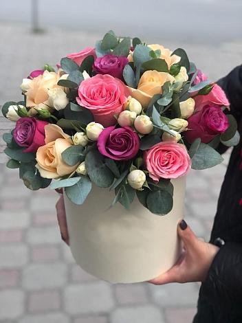 Цветочная композиция из Розы в шляпной коробке в Юрцово