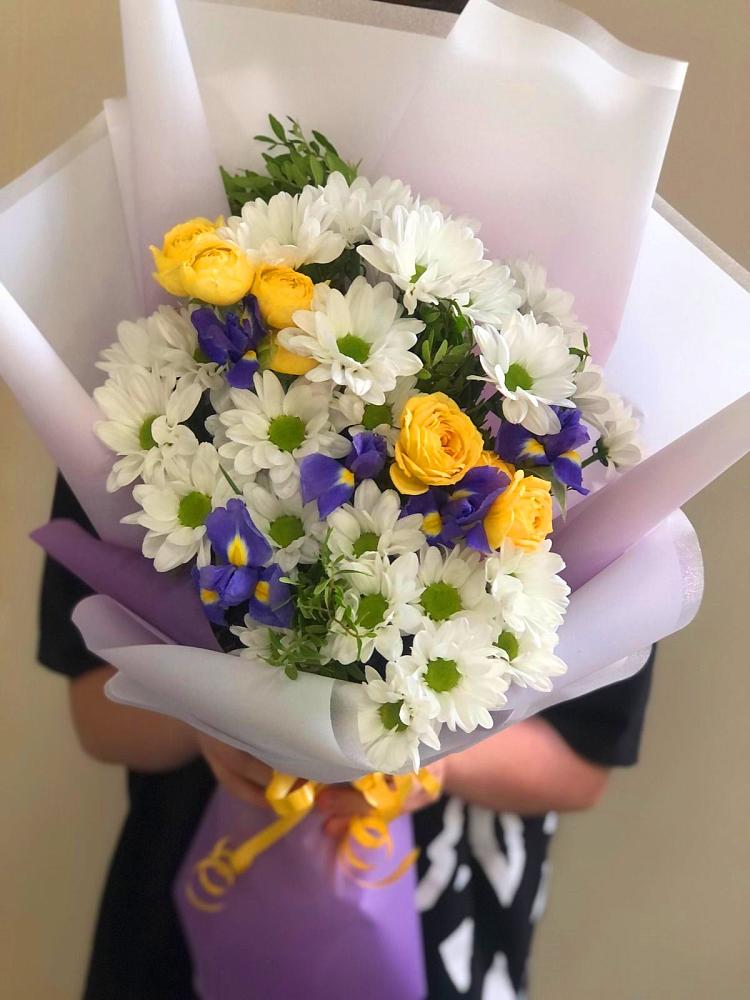 Букет цветов из: Ирисы, Хризантемы и Розы в Юрцово