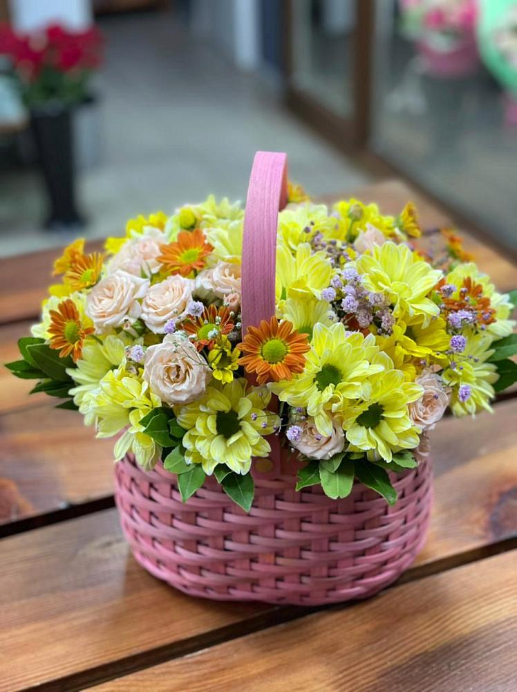 Цветочная композиция из Хризантемы и Розы в корзине в Юрцово