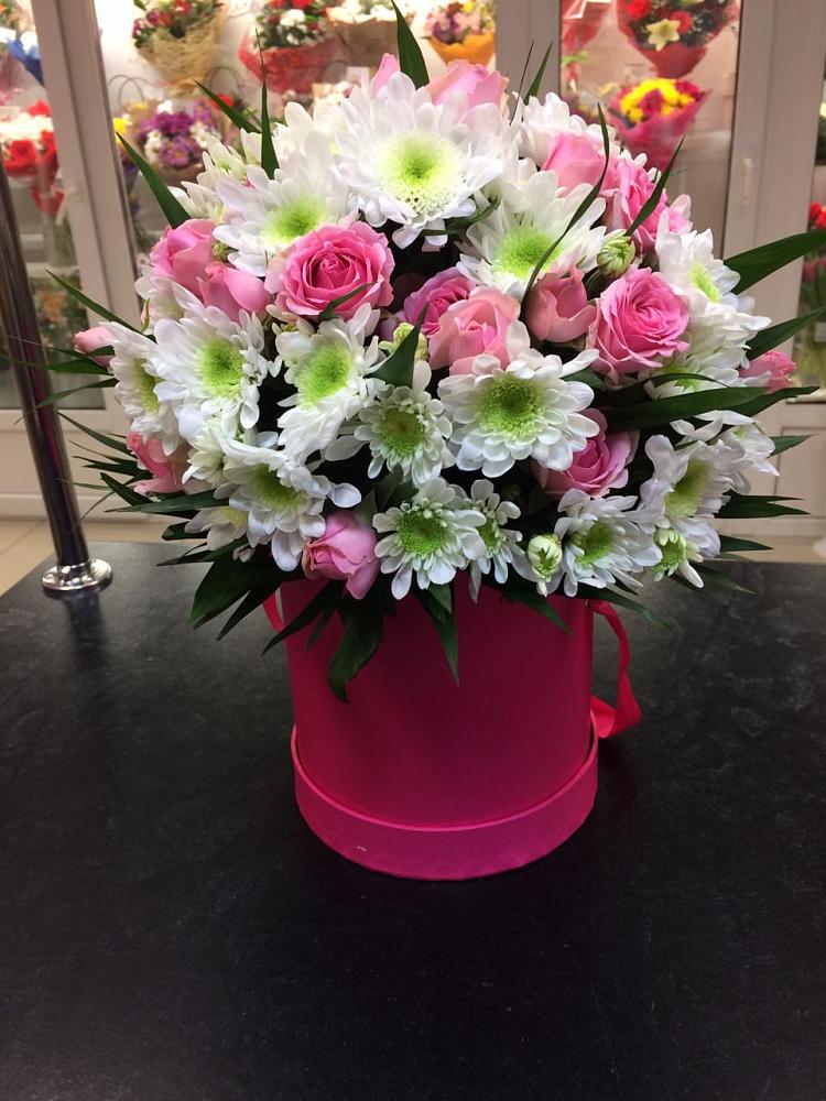 Цветочная композиция из Розы и Хризантемы в шляпной коробке в Юрцово