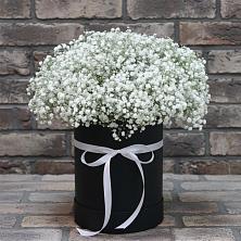 Цветочная композиция из Гипсофила в шляпной коробке в Юрцово