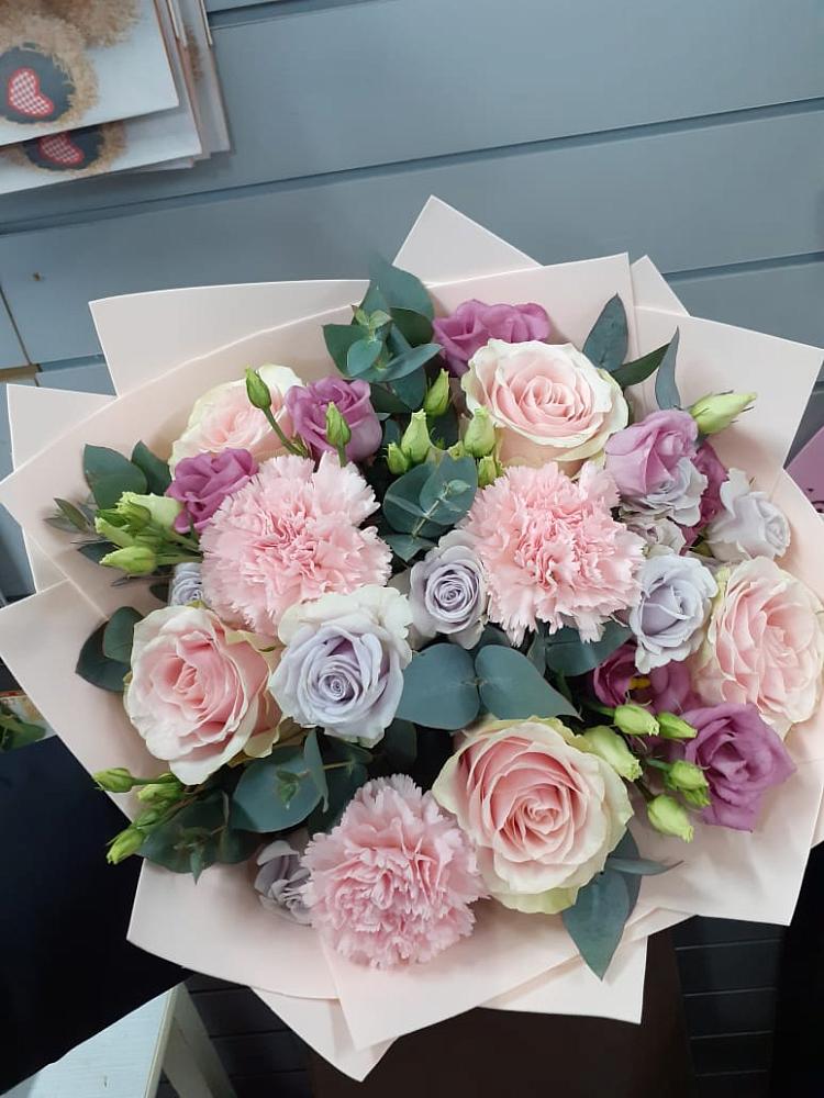 Букет цветов из: Розы, Гвоздики и Лизиантусы в Юрцово